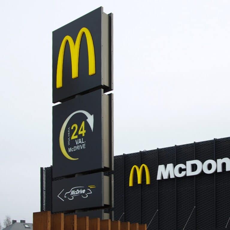Рекламный пилон для McDonalds в Алматы