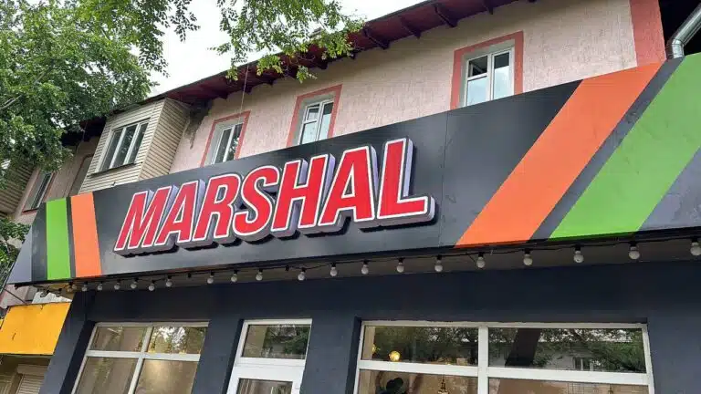 объёмные буквы для сети быстрого питания "MARSHAL"