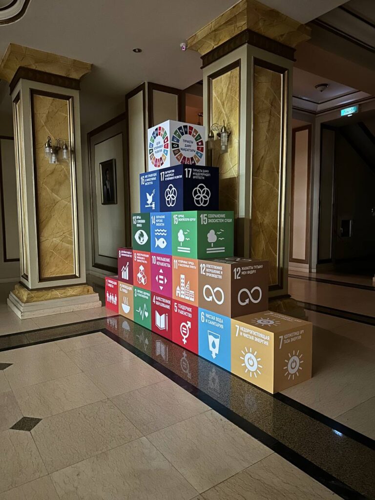 Выстовочный мобильный стенд из кубов в Алматы