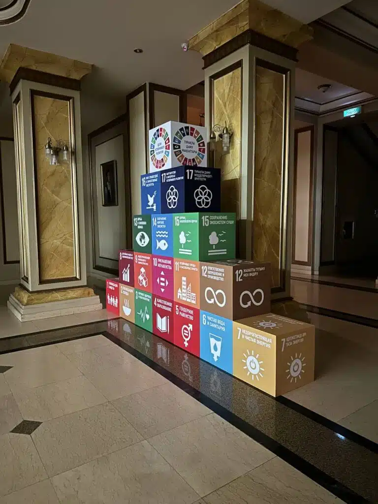 Выстовочный мобильный стенд из кубов в Алматы