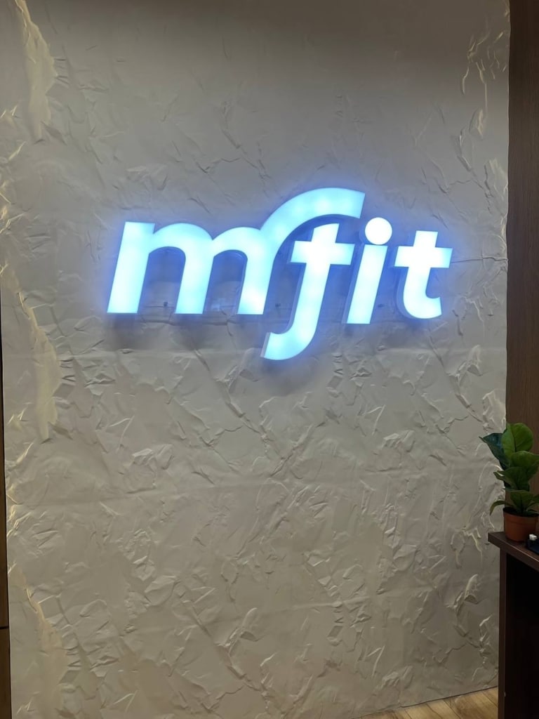 Буквенный логотип с подсветкой Mfit в Алматы
