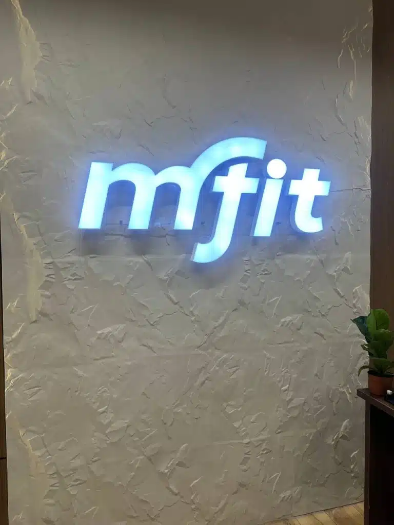 Буквенный логотип с подсветкой Mfit в Алматы