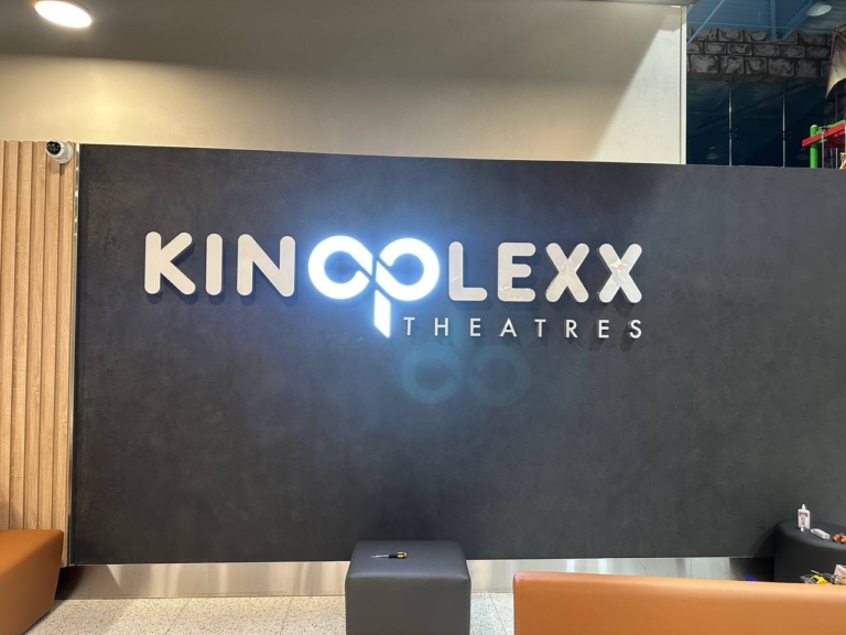 Буквы с подсветкой в интерьере для KinoPlexx в Алматы